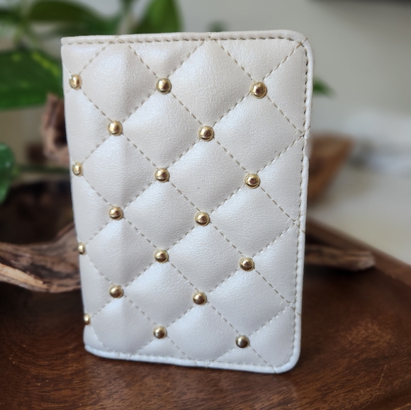 Laura Ashley Cream Quilted Passport Holder - Picture 1 of 9